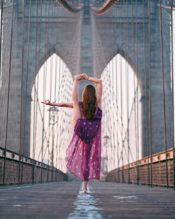 Sara Ticha - tín đồ thực hiện bộ ảnh Yoga đẹp ở thành phố New York